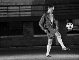 jugador de fútbol en acción foto