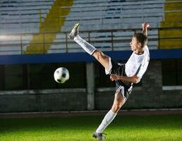 jugador de fútbol en acción foto