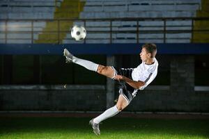 jugador de fútbol en acción foto