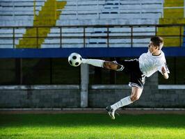 jugador de fútbol en acción foto