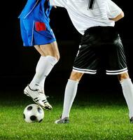 futbolistas en acción por el balón foto