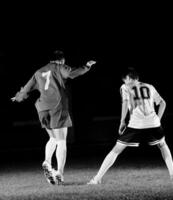 futbolistas en acción por el balón foto