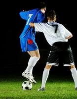 futbolistas en acción por el balón foto