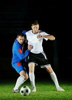 futbolistas en acción por el balón foto