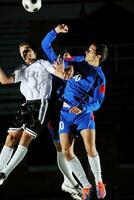 futbolistas en acción por el balón foto