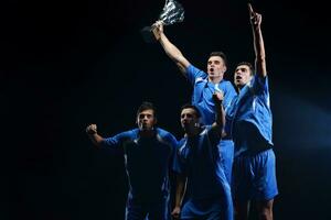 jugadores de fútbol celebrando la victoria foto