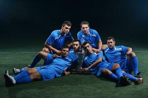 jugadores de fútbol celebrando la victoria foto