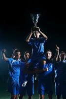 jugadores de fútbol celebrando la victoria foto