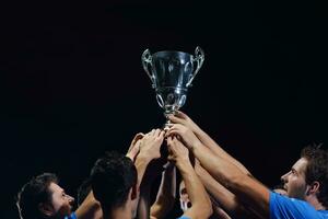 jugadores de fútbol celebrando la victoria foto