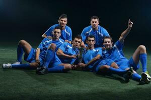 jugadores de fútbol celebrando la victoria foto