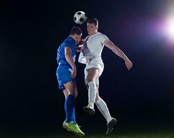 duelo de futbolistas foto