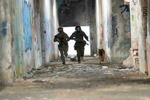 moderno guerra soldados con militar trabajando perro en acción en el campo de batalla. foto