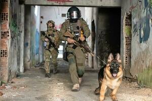 moderno guerra soldados con militar trabajando perro en acción en el campo de batalla. foto