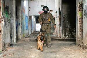 moderno guerra soldados con militar trabajando perro en acción en el campo de batalla. foto
