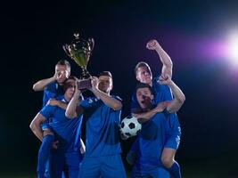 jugadores de fútbol celebrando la victoria foto