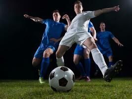 duelo de futbolistas foto