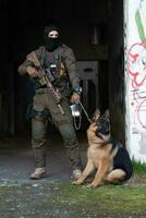 moderno guerra soldados con militar trabajando perro en acción en el campo de batalla. foto