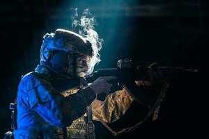 Ejército soldado en combate uniformes con un asalto rifle y combate casco noche misión oscuro antecedentes. azul y púrpura gel ligero efecto. foto