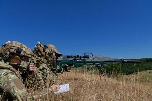 francotirador soldado asistido por un asistente a observar el zona a ser dirigido con moderno guerra táctico virtual realidad gafas de protección aéreo zumbido militar tecnología. foto