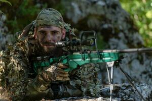 un militar hombre o airsoft jugador en un camuflaje traje furtivo el río y objetivos desde un francotirador rifle a el lado o a objetivo. foto