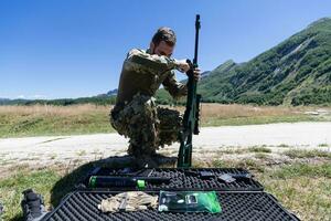 especial operaciones soldados equipo preparando táctico y comunicación engranaje para acción batalla. largo distancia francotirador equipo en comprobación engranaje para acción foto