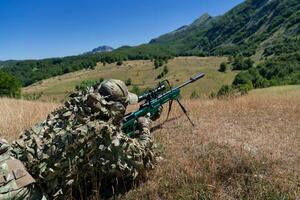 Ejército soldado participación francotirador rifle con alcance y puntería en bosque. guerra, ejército, tecnología y personas concepto foto