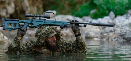 un militar hombre o airsoft jugador en un camuflaje traje furtivo el río y objetivos desde un francotirador rifle a el lado o a objetivo. foto