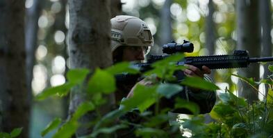 soldado en acción apuntando a la óptica de mira láser de arma foto