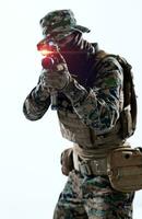 soldado con el objetivo láser vista óptica falla foto
