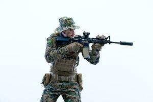 soldado en acción con el objetivo de la vista láser óptica foto