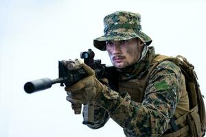 soldado en acción con el objetivo de la vista láser óptica foto