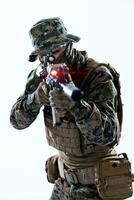 soldado en acción con el objetivo de la vista láser óptica foto