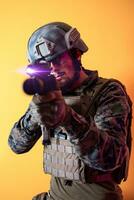 soldado en acción apuntando láser vista óptica fondo amarillo foto