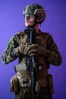 guerra moderna soldado fondo púrpura foto