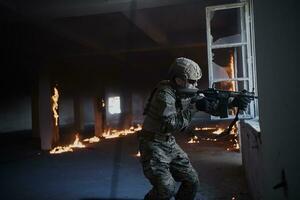 soldado en acción cerca de la revista de cambio de ventana y ponerse a cubierto foto