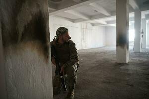 tropas militares en acción entorno urbano foto