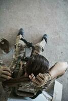 mujer soldado militar tomando un descanso foto
