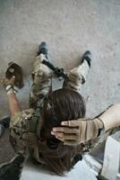 mujer soldado militar tomando un descanso foto