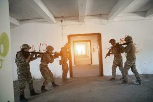 tropas militares en acción entorno urbano foto