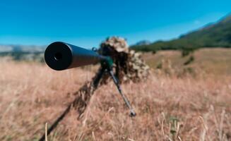 Ejército soldado participación francotirador rifle con alcance y puntería en bosque. guerra, ejército, tecnología y personas concepto foto