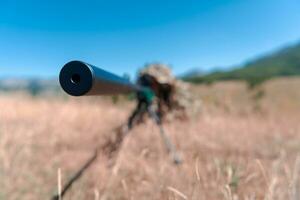 Ejército soldado participación francotirador rifle con alcance y puntería en bosque. guerra, ejército, tecnología y personas concepto foto