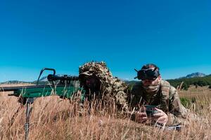 francotirador soldado asistido por un asistente a observar el zona a ser dirigido con moderno guerra táctico virtual realidad gafas de protección aéreo zumbido militar tecnología. foto