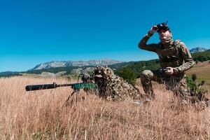 francotirador soldado asistido por un asistente a observar el zona a ser dirigido con moderno guerra táctico virtual realidad gafas de protección aéreo zumbido militar tecnología. foto