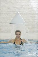 mujer relajarse en la piscina foto