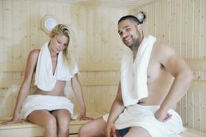 feliz pareja joven en sauna foto