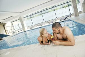 contento cople relajante a nadando piscina foto