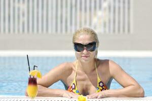 hermosa mujer relajarse en la piscina foto