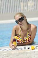 hermosa mujer relajarse en la piscina foto