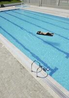 hermosa mujer relajarse en la piscina foto