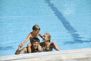 feliz padre e hijo en la piscina foto